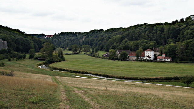 Eselsburger Tal mit Domäne Falkenstein und Bindsteinmühle